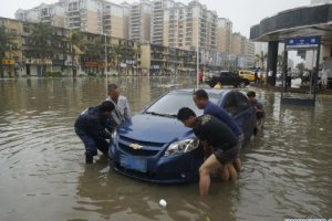 Потужний тайфун обрушився на Китай: є жертви
