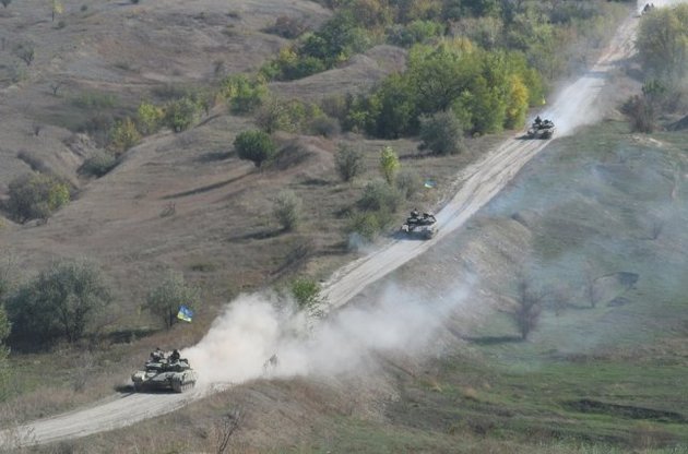 Сили АТО продовжили відведення танків з передових позицій в Луганській області