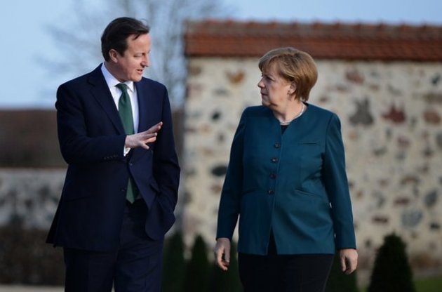 Кэмерон и Меркель поддержали продление санкций против России