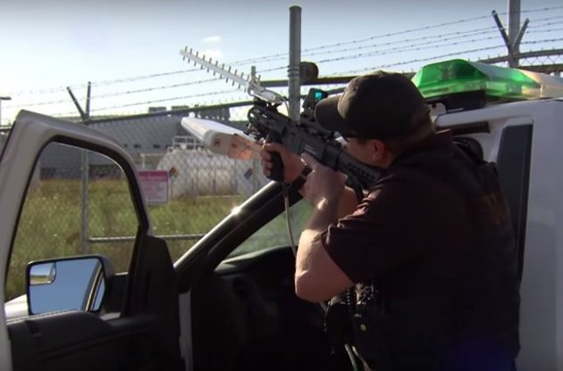 DroneDefender весит около 4,5 кг