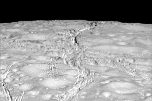 NASA вперше опублікувало фото поверхні Енцелада у високій роздільній здатності