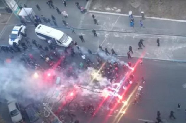 Фанаты прошлись по Киеву с лозунгом о единстве Украины