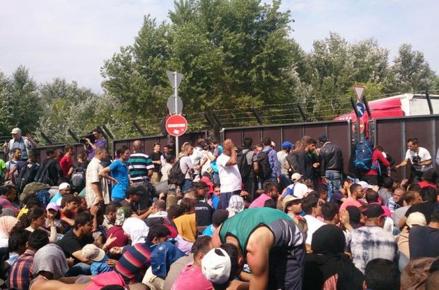 Альтмайер додав, що біженців необхідно краще інтегрувати, зокрема, викладаючи курси німецької мови