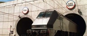 Туннель под Ла-Маншем закрыли из-за беженцев