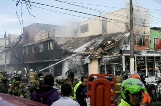 В Колумбии самолет упал на жилой район