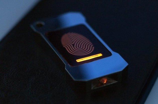 Корпус устройства выполнен из металла и выступает в роли радиатора