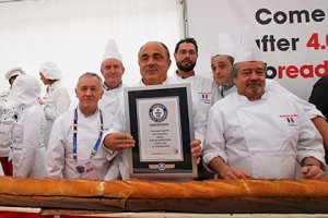 В Италии испекли самый длинный в мире багет