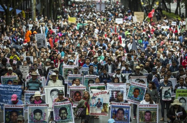 У кінці вересня тисячі людей взяли участь у марші у річницю зникнення учнів