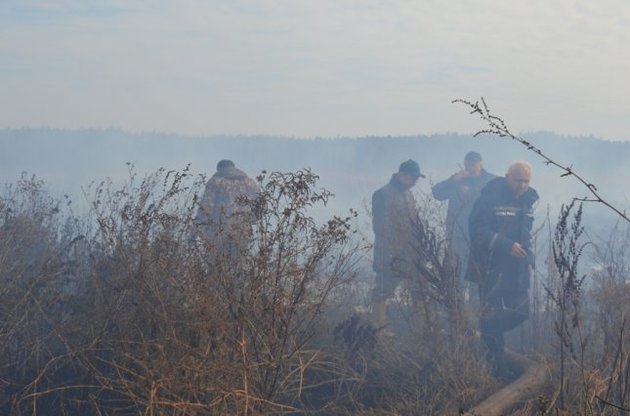 Спасатели надеются на дождь в борьбе с горящими торфяниками под Киевом