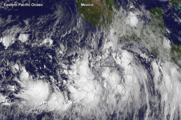 К Мексике приближается самый мощный за 50 лет ураган "Патрисия"