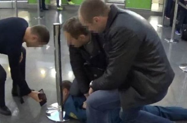 Головного інспектора митниці в "Борисполі" затримали на хабарі в 460 доларів