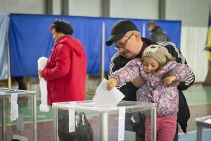 Вибори під Києвом: голосувати приходять багато пенсіонерів та сімей з дітьми