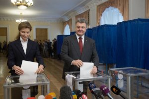 Как голосуют политики: Порошенко с женой, Кличко - с женой и братом, а Саакашвили - с велосипедом