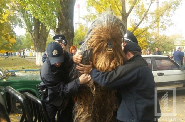 В Одесі на виборах затримали Дарта Вейдера і Чубакку