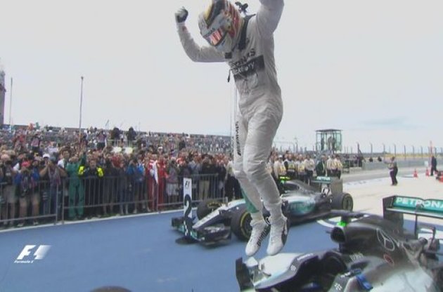 Хемілтон святкує чемпіонство
