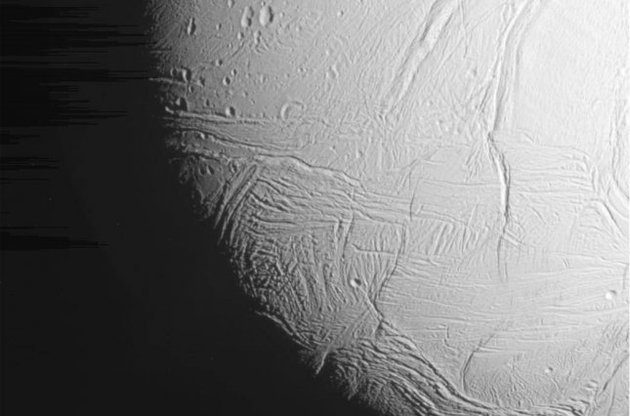 NASA опубликовало сделанный с максимально близкого расстояния снимок Энцелада