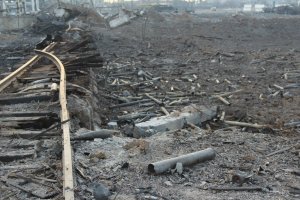 После пожара место взрыва в Сватово похоже на выжженную пустыню