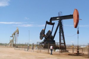 Нефть торгуется разнонаправленно в ожидании данных по запасам сырья в США