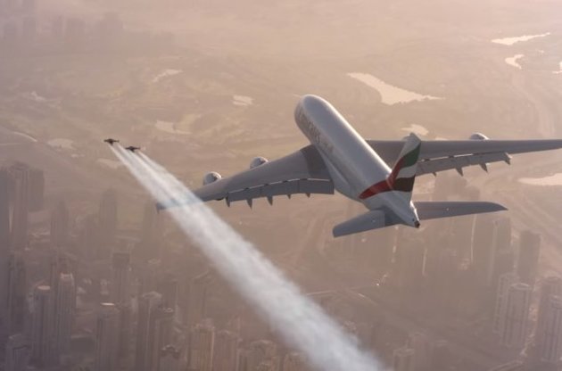 Экстремалы на реактивных крыльях пролетели рядом с самым большим в мире пассажирским самолетом