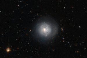 Телескоп "Хаббл" сделал новое фото линзовидной галактики