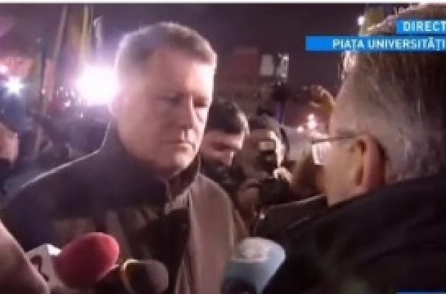 Президент Румынии встретился с протестующими на площади в Бухаресте
