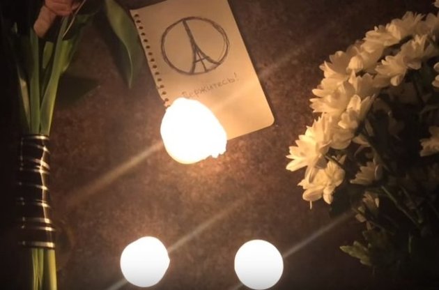 Українці в знак співчуття несуть квіти до посольства Франції