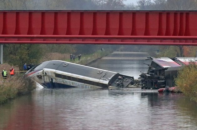 Число жертв крушения поезда во Франции увеличилось до 10.