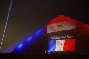 Египетские пирамиды поменяли цвет в знак поддержки Франции, России и Ливана