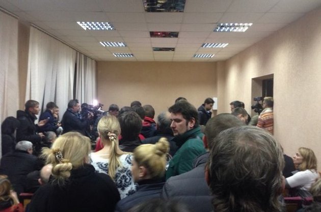 В зданий ТИК находятся депутаты, журналисты, активисты и члены громады