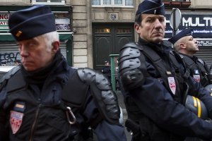 В пригороде Парижа проходит масштабный полицейский рейд по поиску причастных к терактам - Le Monde
