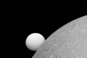 NASA опубликовало новое изображение двух спутников Сатурна Дионы и Энцелада