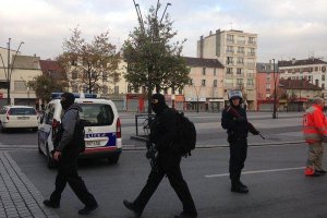Спецоперація під Парижем: силовики вийшли на затримання підозрюваних у терактах