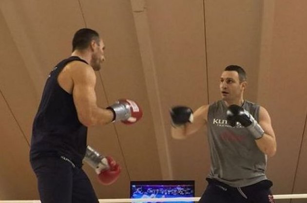 Віталій Кличко допоміг братові підготуватися до бою з Ф'юрі