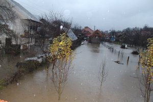 Наводнение в Закарпатье: размытые дороги и вода в домах