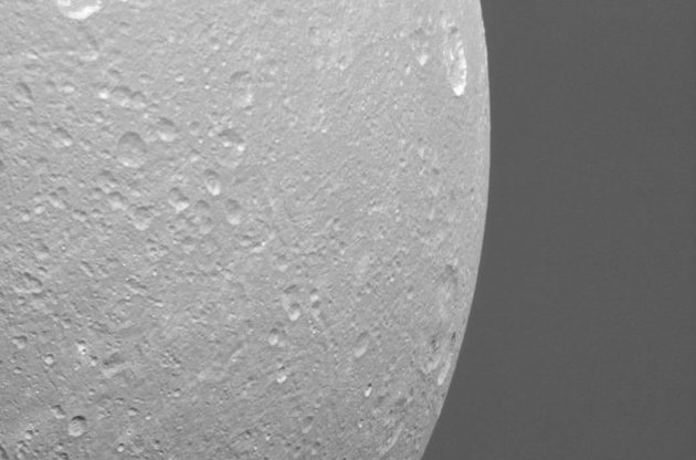 NASA опубликовало снимок Дионы на фоне колец Сатурна