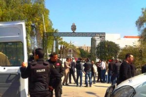 В Тунисе взорвали автобус с охраной президента: минимум 6 погибших