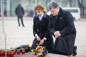 Президентская чета почтила память жертв Голодомора на Михайловской площади