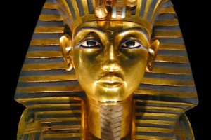 Погребальная маска Тутанхамона изначально была сделана для Нефертити - ученые