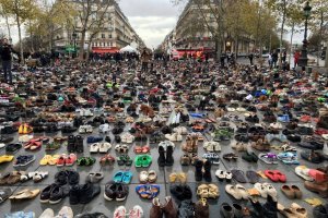 У Парижі з'явилася інсталяція з тисяч пар взуття