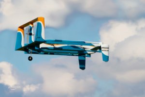Amazon представил гибридный дрон для доставки товаров покупателям