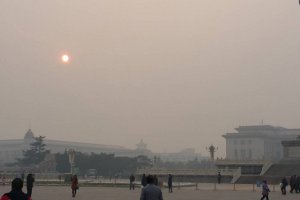 Через густий смог в Пекіні не видно сонця