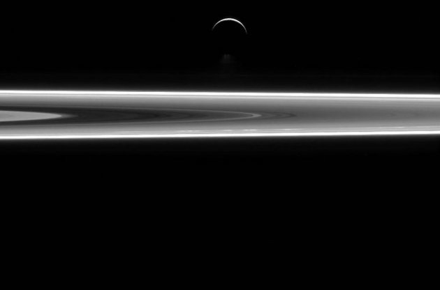 NASA опубликовало снимок "парящего" над кольцами Сатурна Энцелада