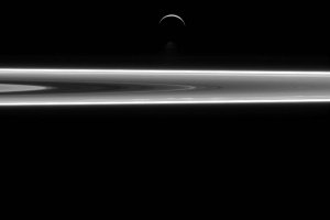 NASA опублікувало знімок Енцелада, що "завис" над кільцями Сатурна