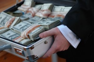 Двох київських прокурорів затримали на хабарі у 150 тисяч доларів