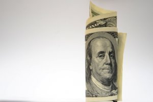 НБУ возобновил скупку подешевевших долларов на межбанке