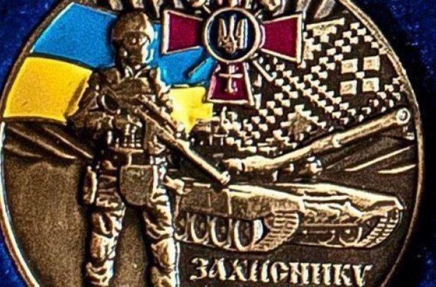 Раніше Міноборони звинуватили в тому, що на нагороді зображені російський танк Т-90 і солдат з російською гвинтівкою "Винторез"