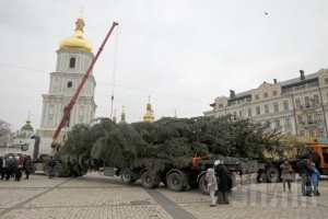 У Київ привезли 25-метрову головну новорічну ялинку країни