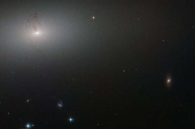 "Хаббл" сделал фото эллиптической галактики в созвездии Большой Медведицы