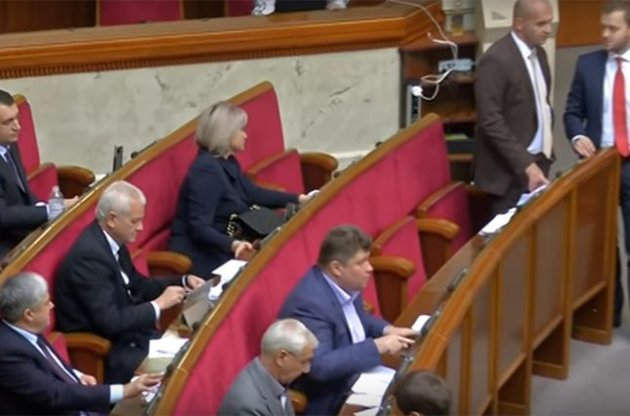 Ірина Луценко кнопкодавить з незворушним виглядом