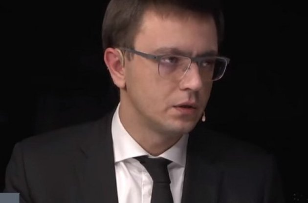 По словам Омеляна,  министерство испытывает давление, и вместо того, чтобы оно становилось слабее, оно в отдельных случаях даже усиливается